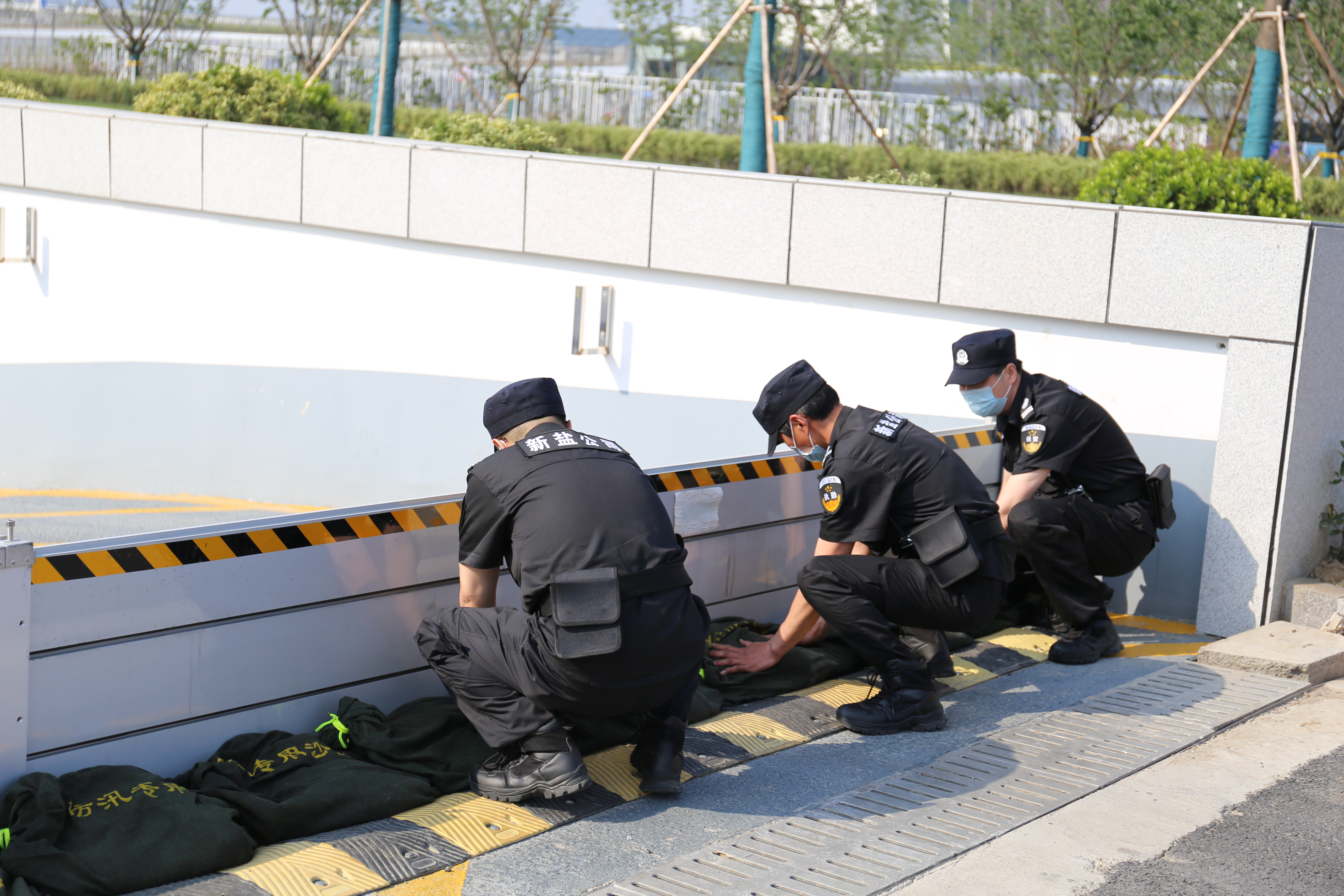 安保人员布置挡水沙袋