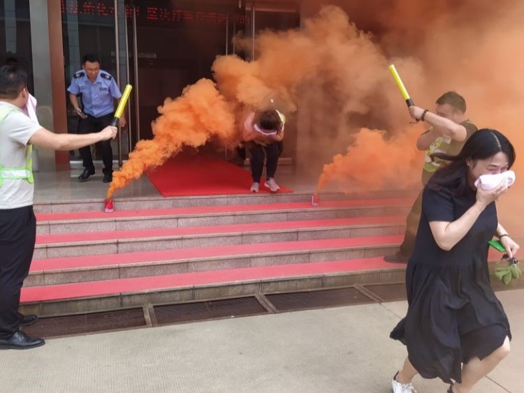 逃生.jpg 逃生.jpg