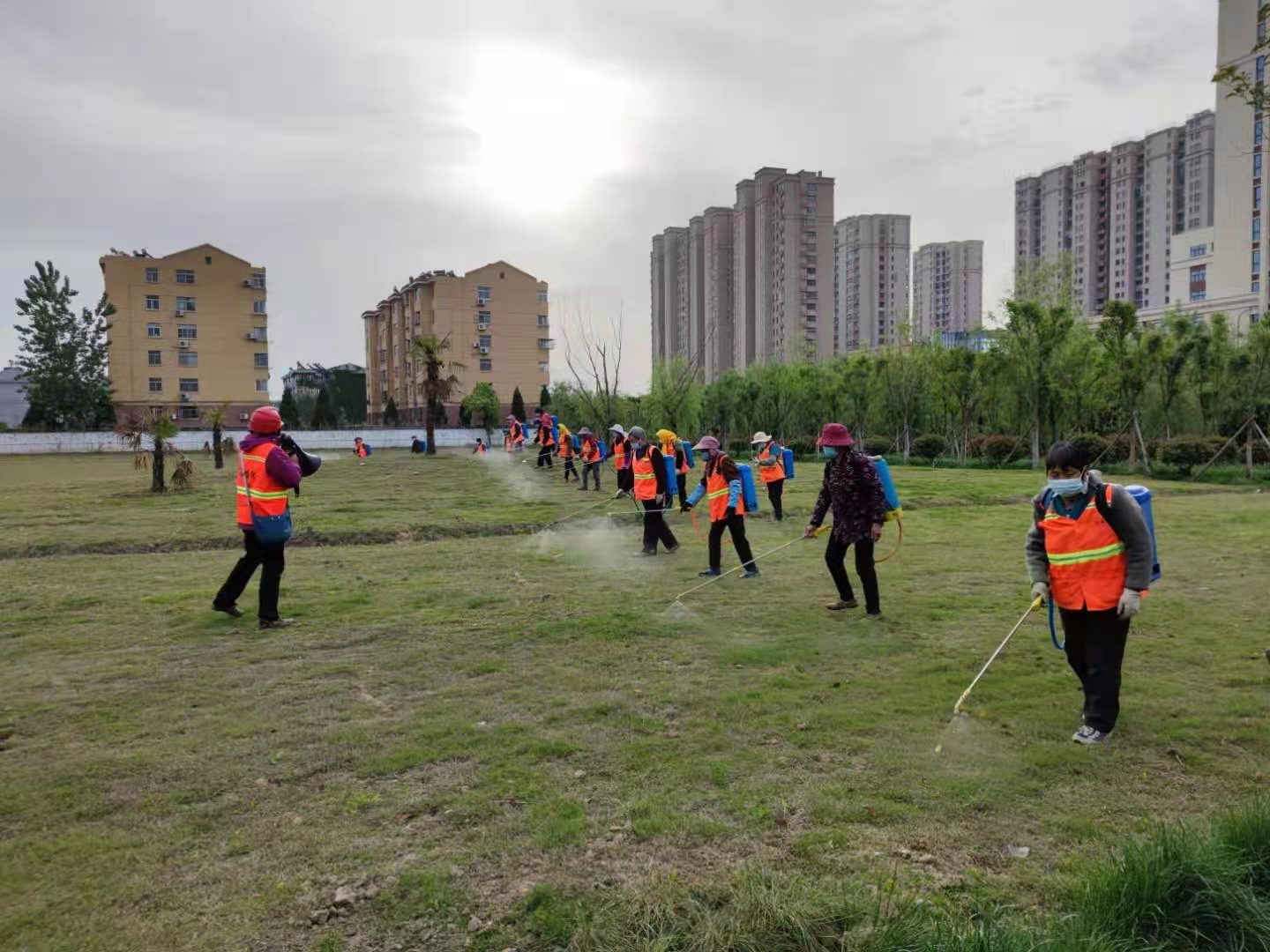 喷洒农药.jpg 喷洒农药.jpg