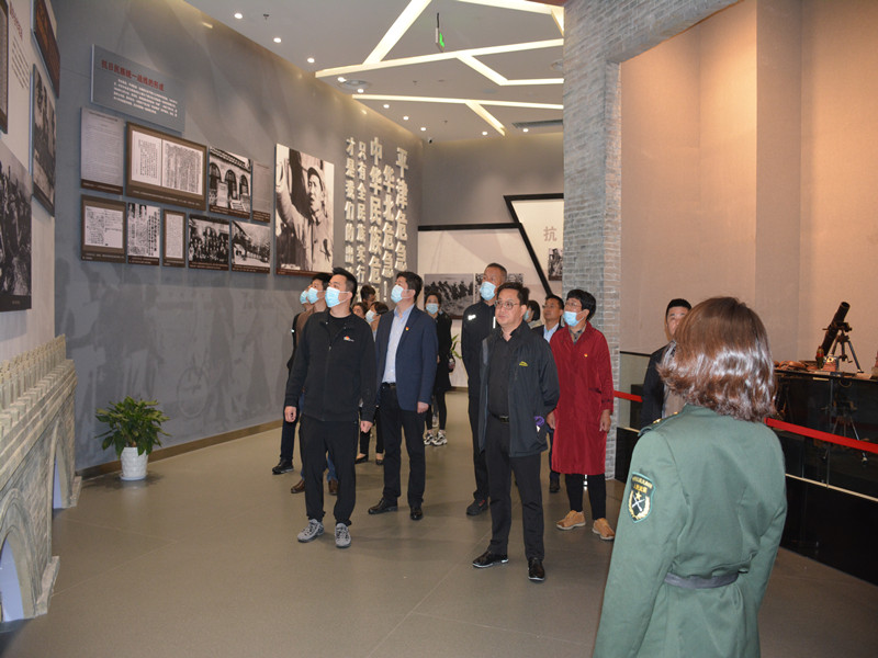 馆内学习.jpg 馆内学习.jpg