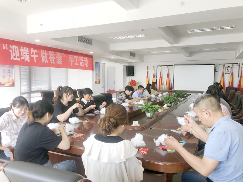 做香囊活动.jpg 做香囊活动.jpg