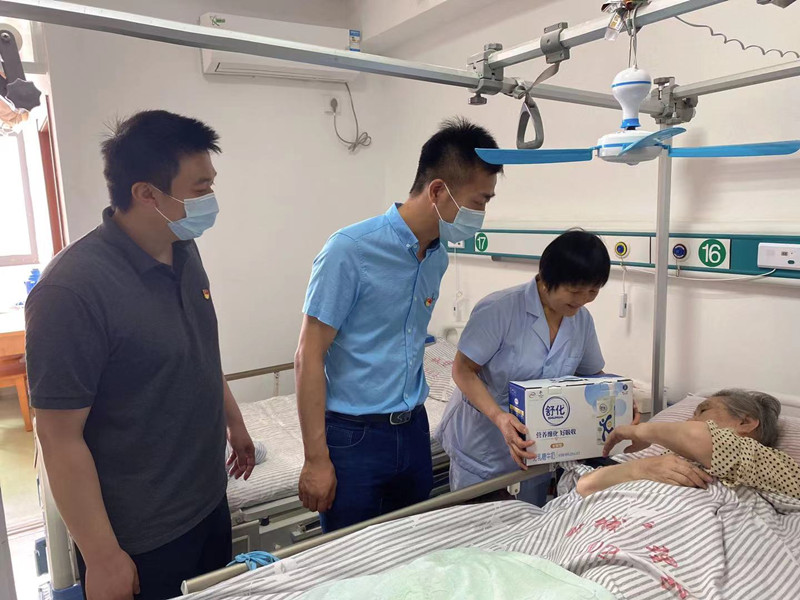 慰问交谈.jpg 慰问交谈.jpg