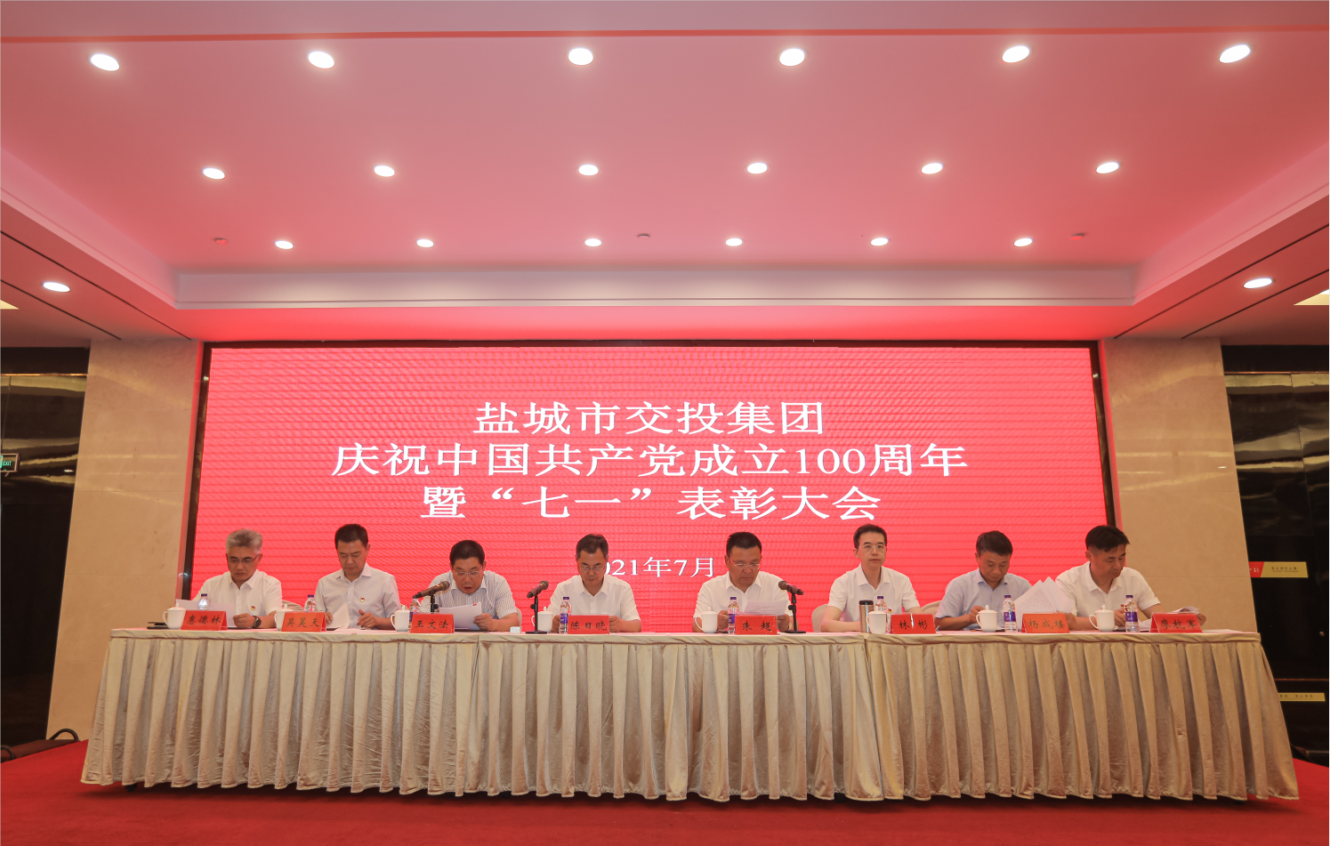 领导正面.png 领导正面.png