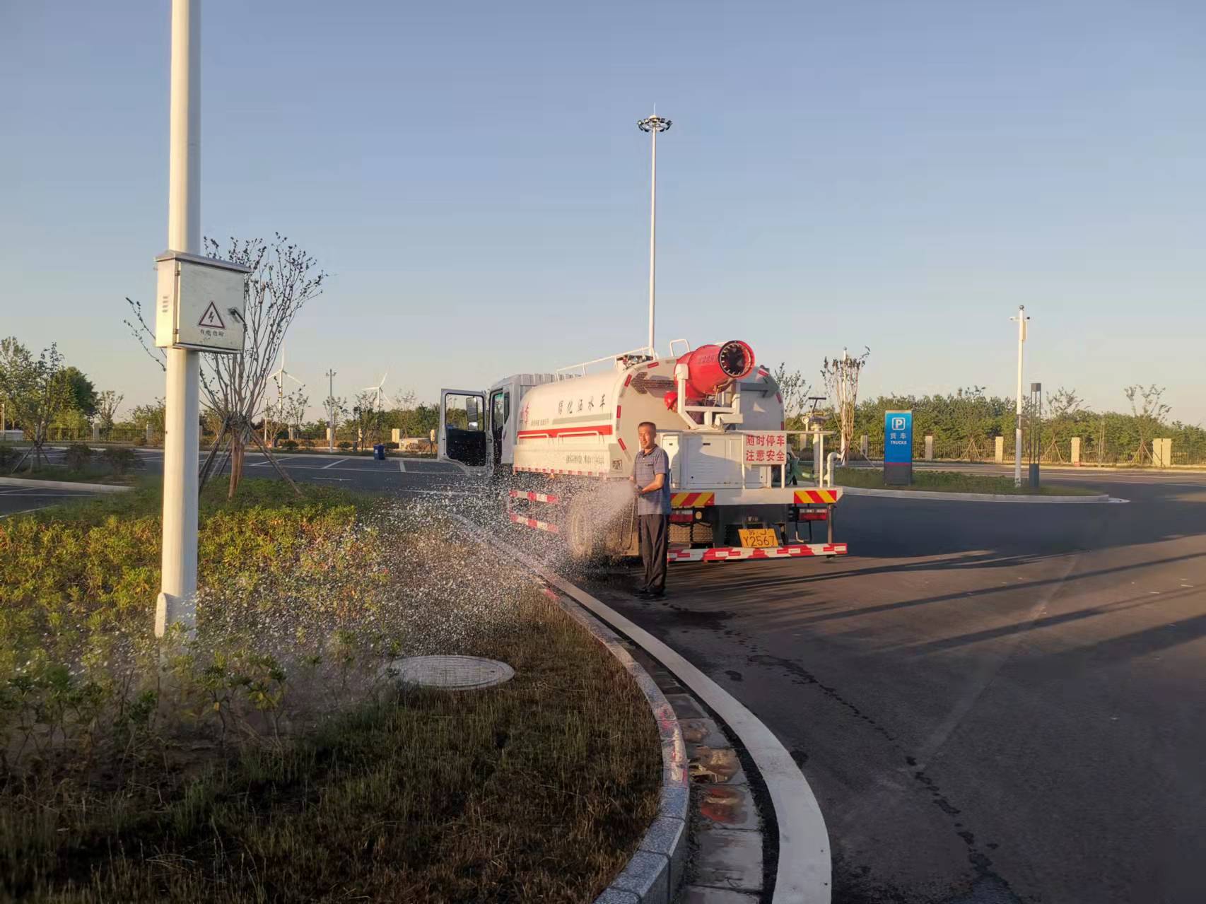 王永建同志“临危受命”驾驶水车黄尖服务区浇水.jpg 王永建同志“临危受命”驾驶水车黄尖服务区浇水.jpg