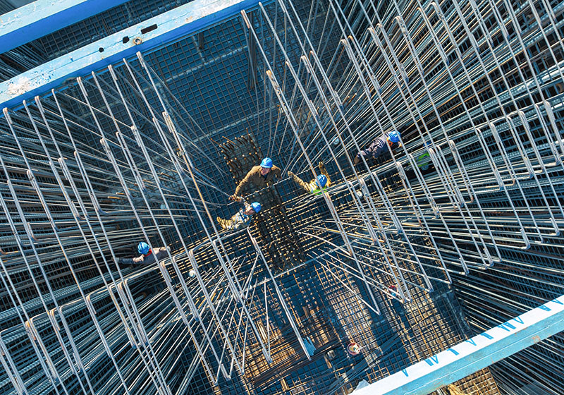 工人们在大桥0号块内布设钢筋.jpg 工人们在大桥0号块内布设钢筋.jpg