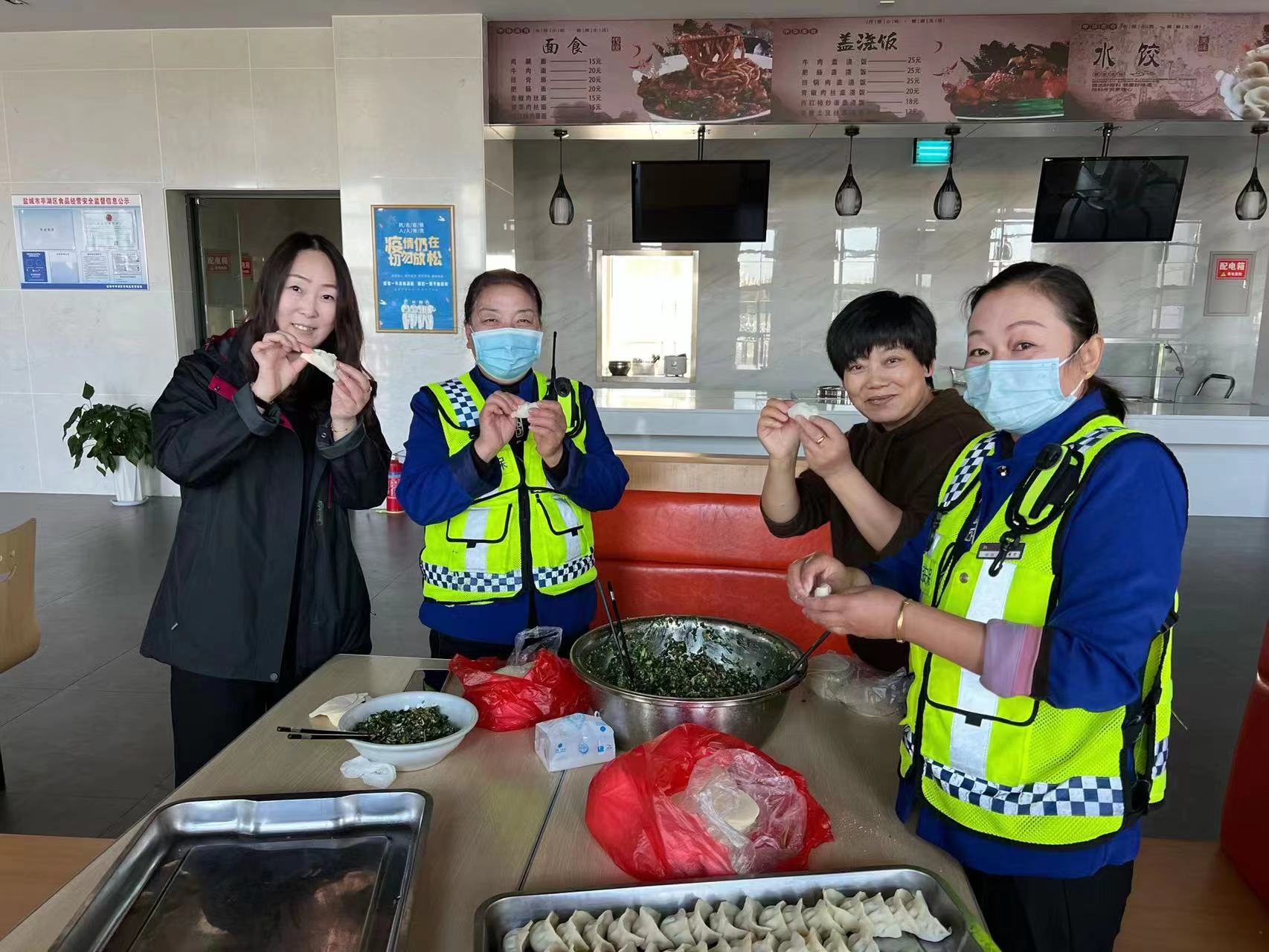 公路服务公司包饺子.jpg 公路服务公司包饺子.jpg