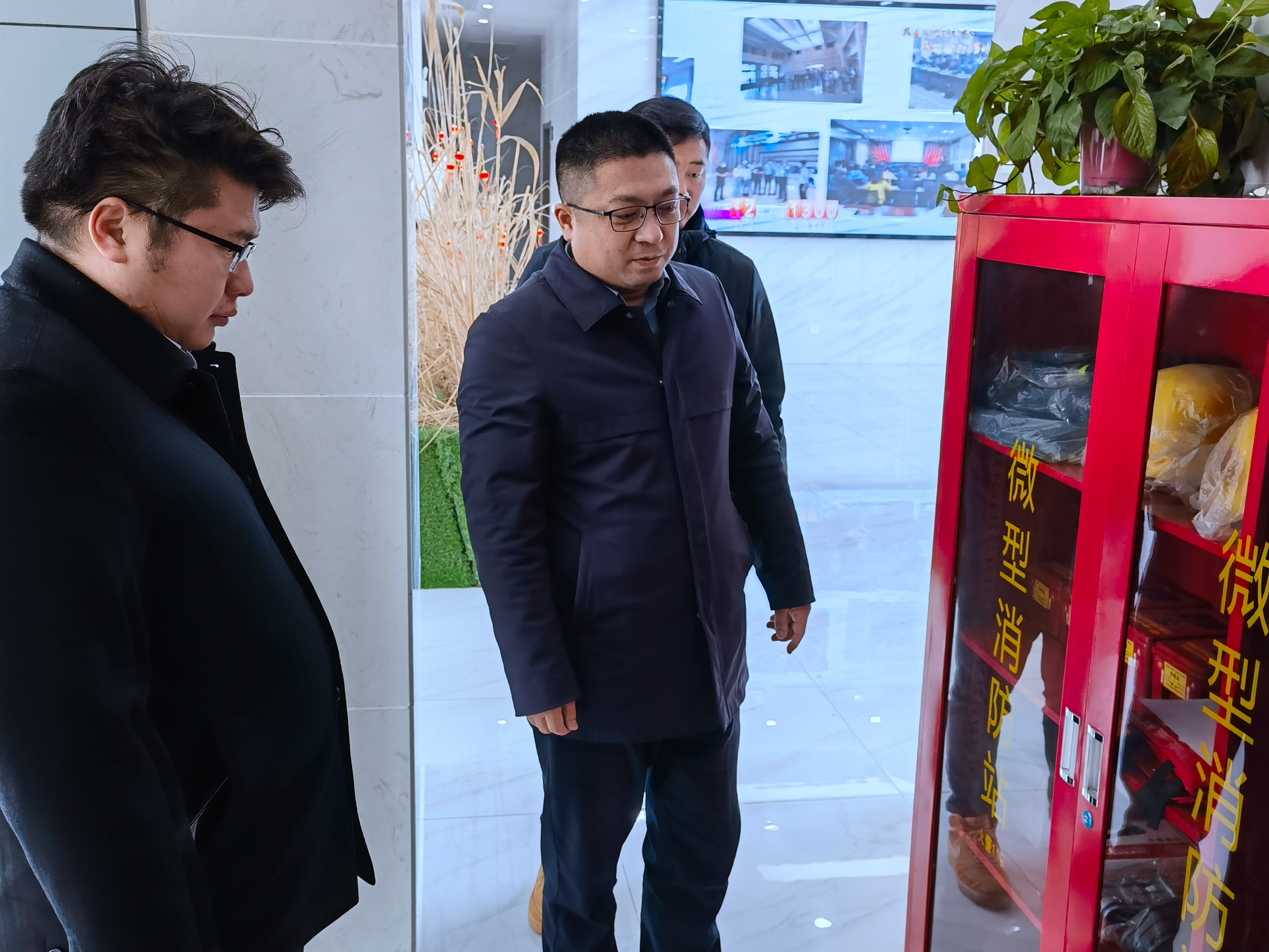 检查服务区消防系统.jpg 检查服务区消防系统.jpg