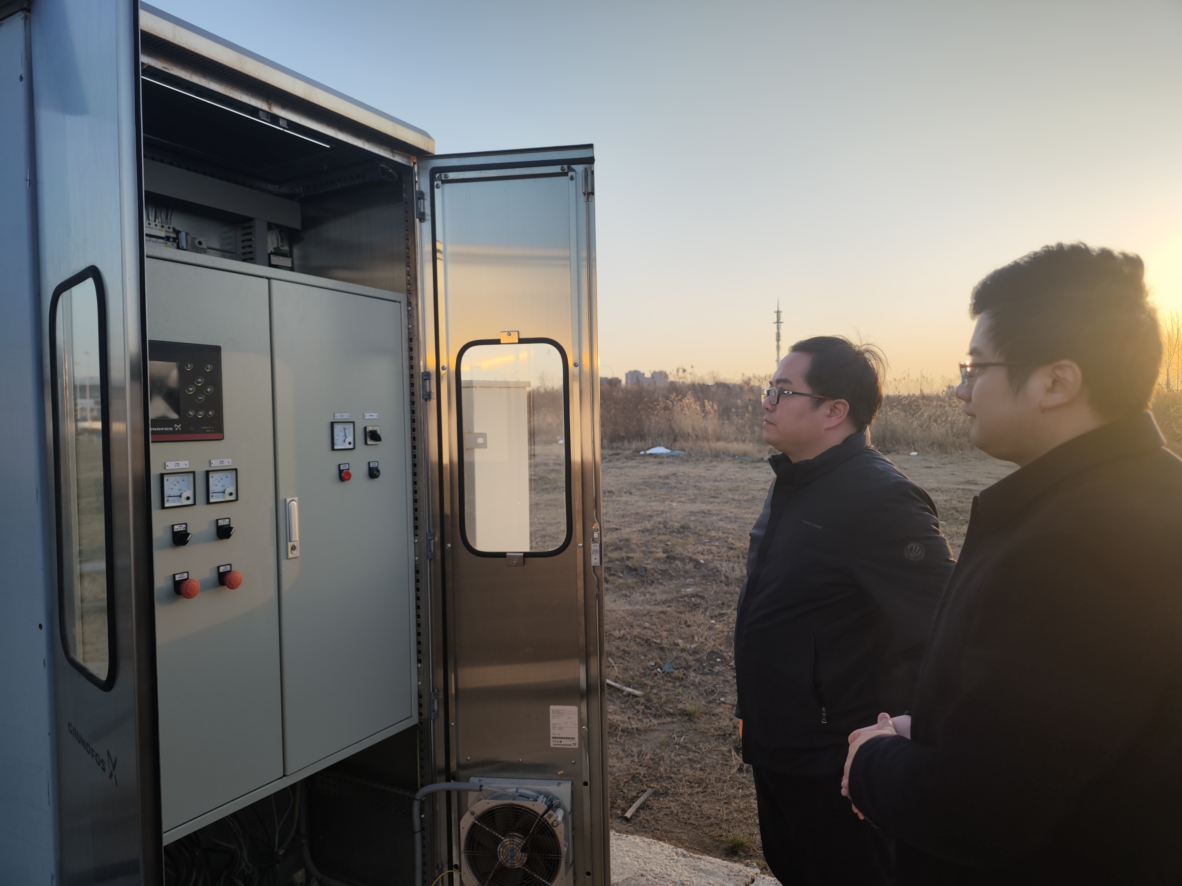 检查临时用电系统.jpg 检查临时用电系统.jpg