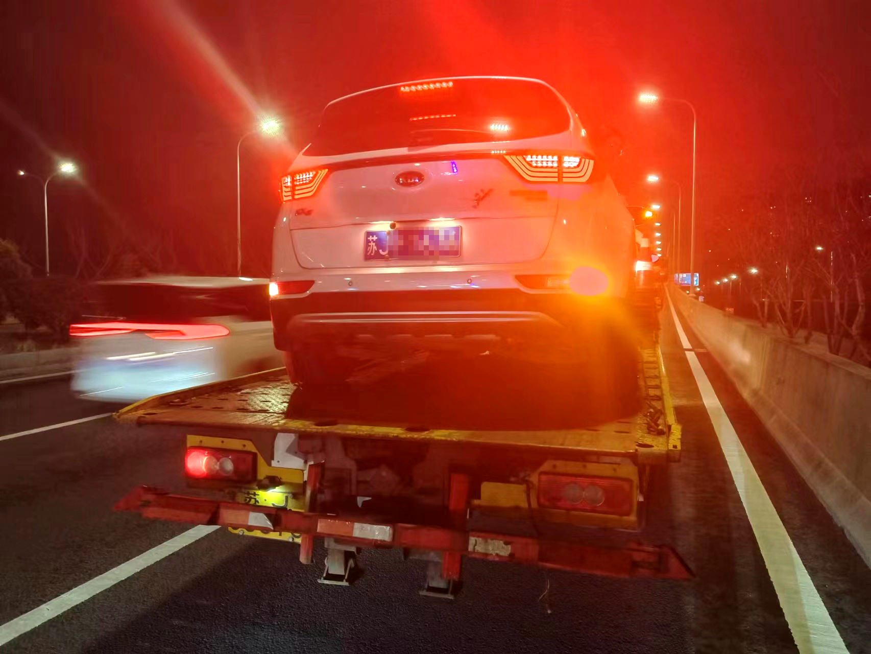 高架上的清道夫.jpg 高架上的清道夫.jpg