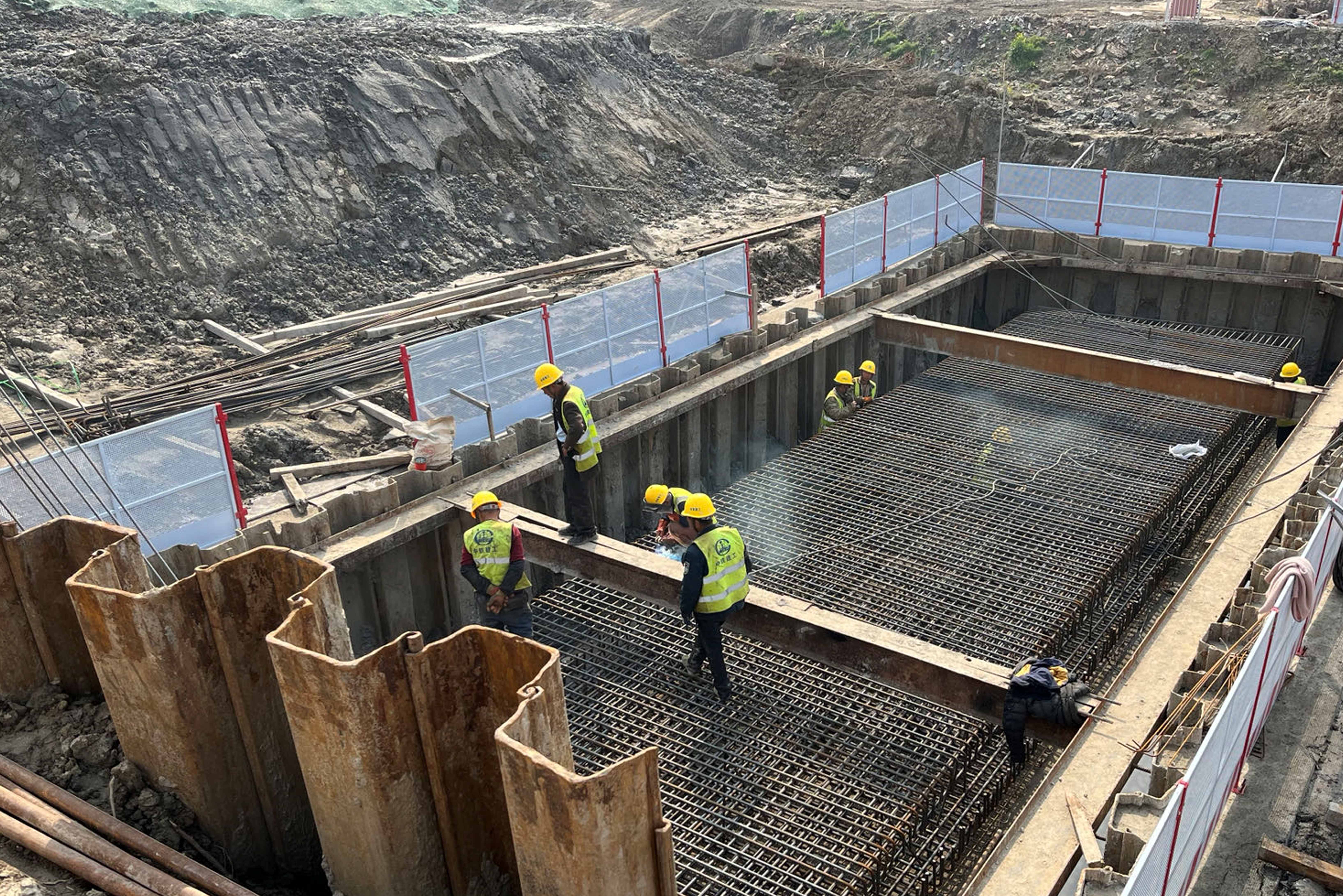 桥台钢筋施工.jpg 桥台钢筋施工.jpg