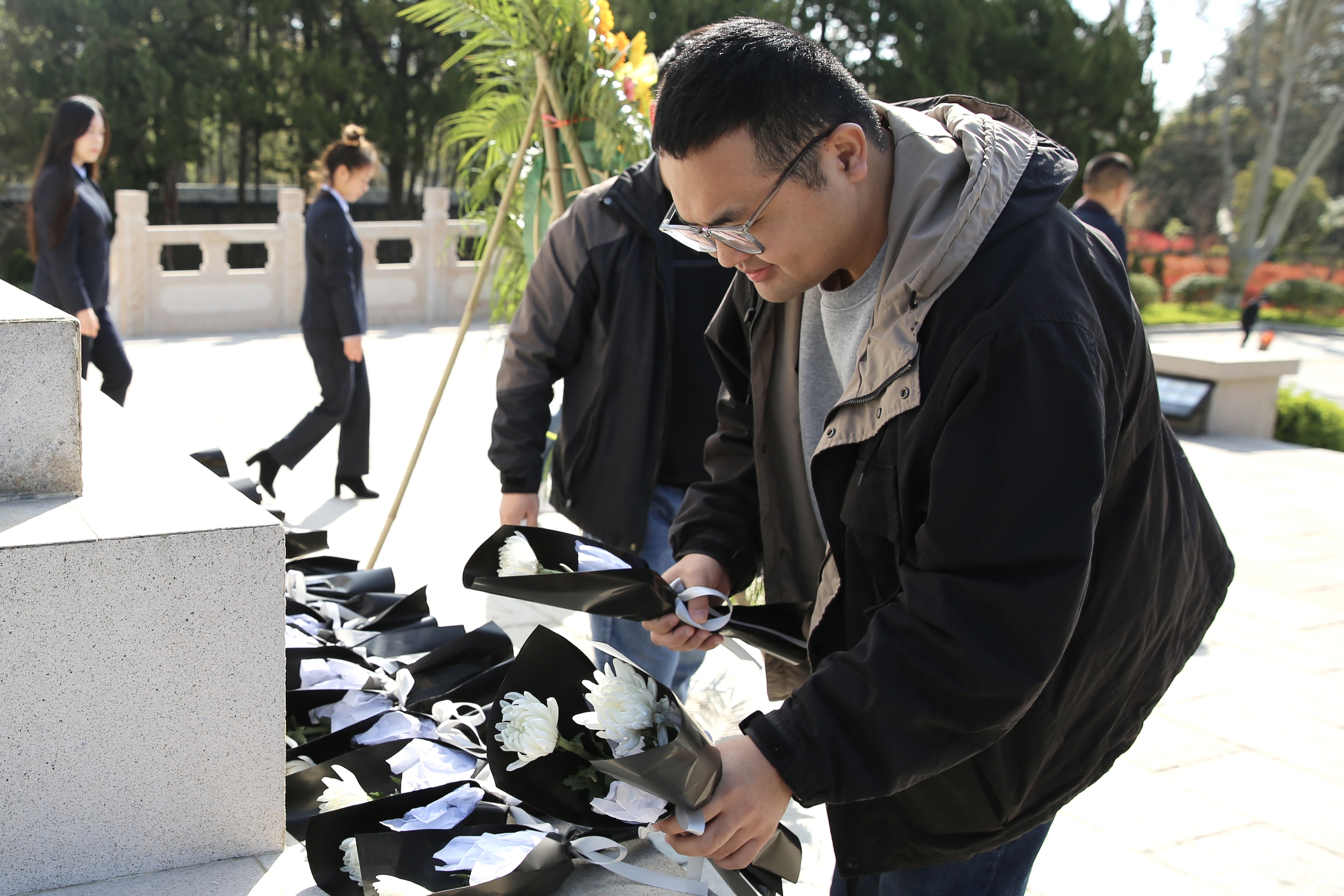 鲜花祭英烈,哀思慰忠魂.jpg 鲜花祭英烈,哀思慰忠魂.jpg