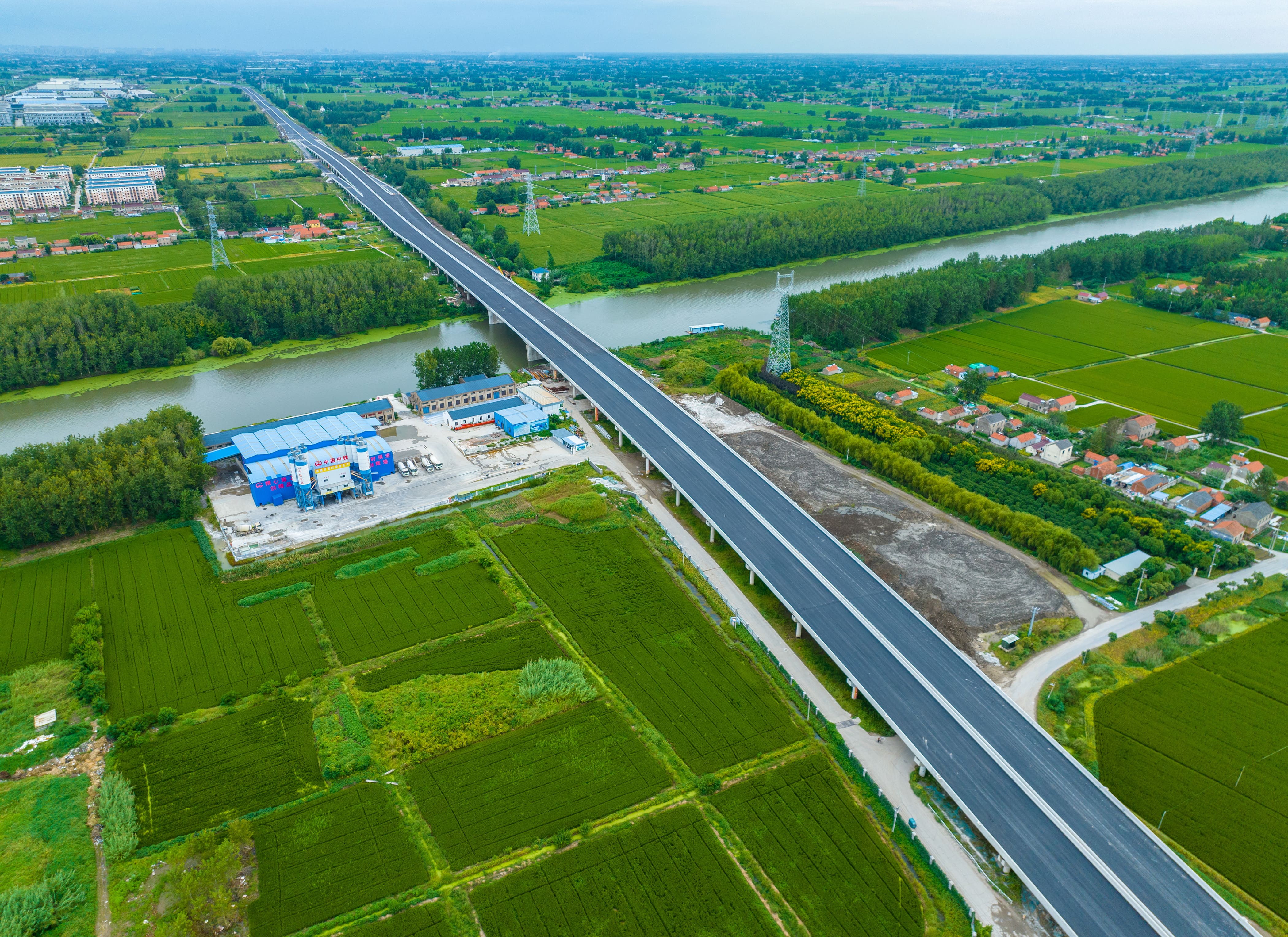 已经完成沥青下面层施工的跨黄沙港特大桥段.jpg 已经完成沥青下面层施工的跨黄沙港特大桥段.jpg