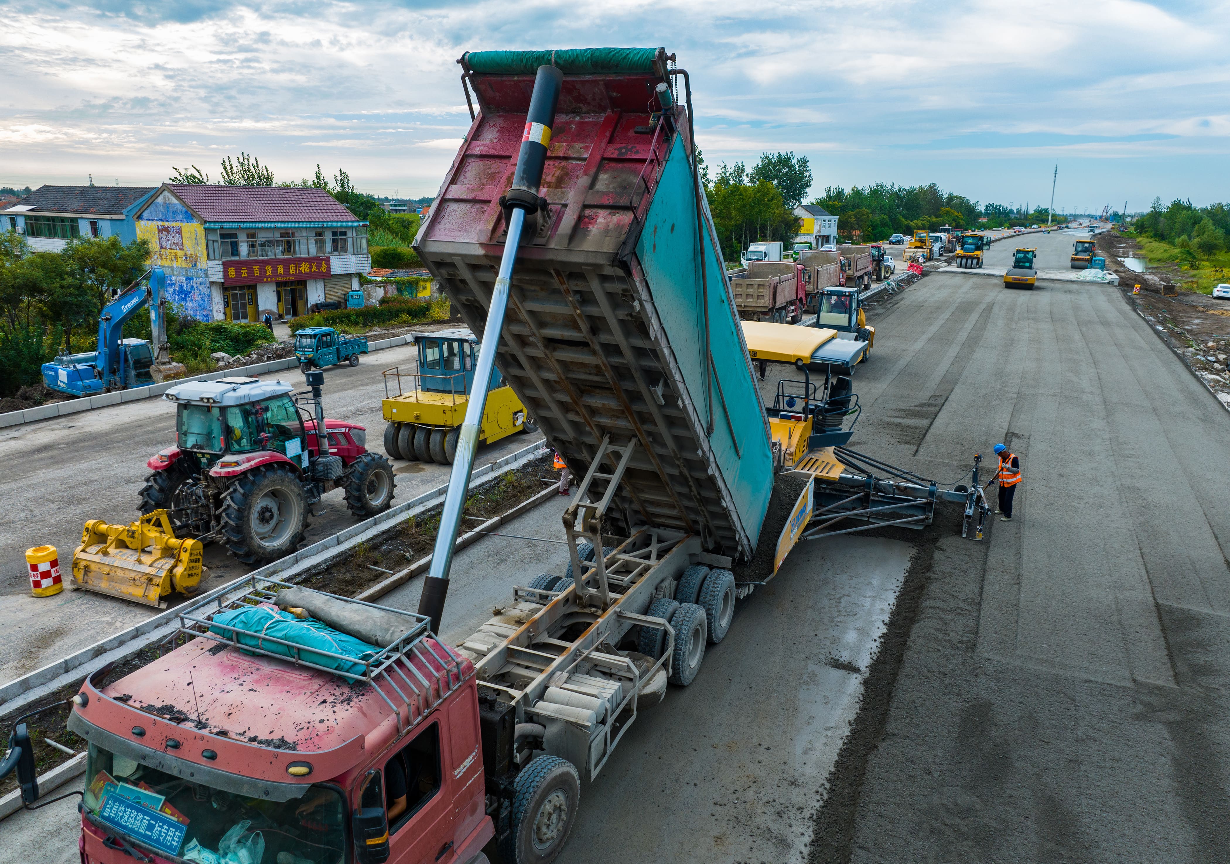 盐阜快速通道YFD2标水泥稳定土基层摊铺施工中.jpg 盐阜快速通道YFD2标水泥稳定土基层摊铺施工中.jpg