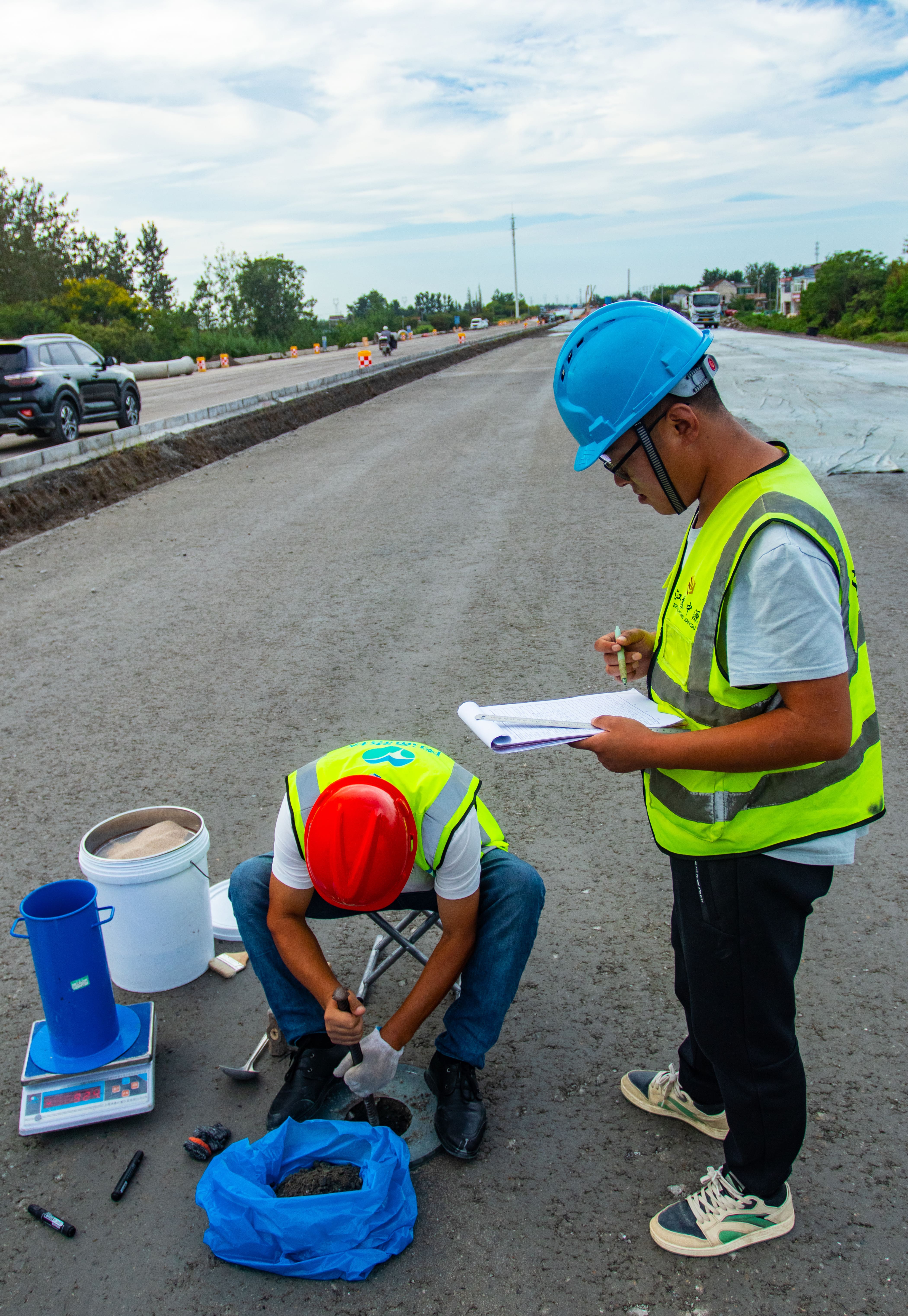 试验检测人员在现场取样,检查施工质量.jpg 试验检测人员在现场取样,检查施工质量.jpg