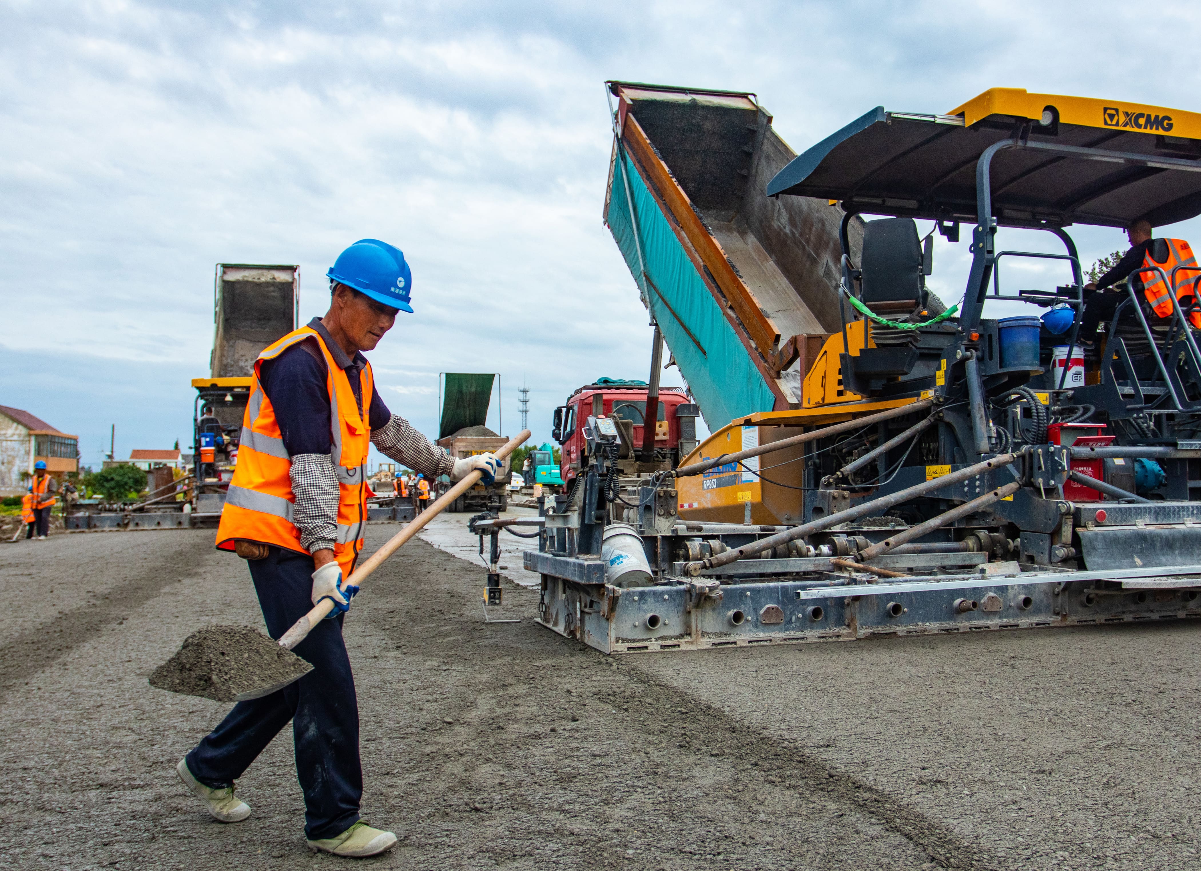 人工添补拌合料.jpg 人工添补拌合料.jpg