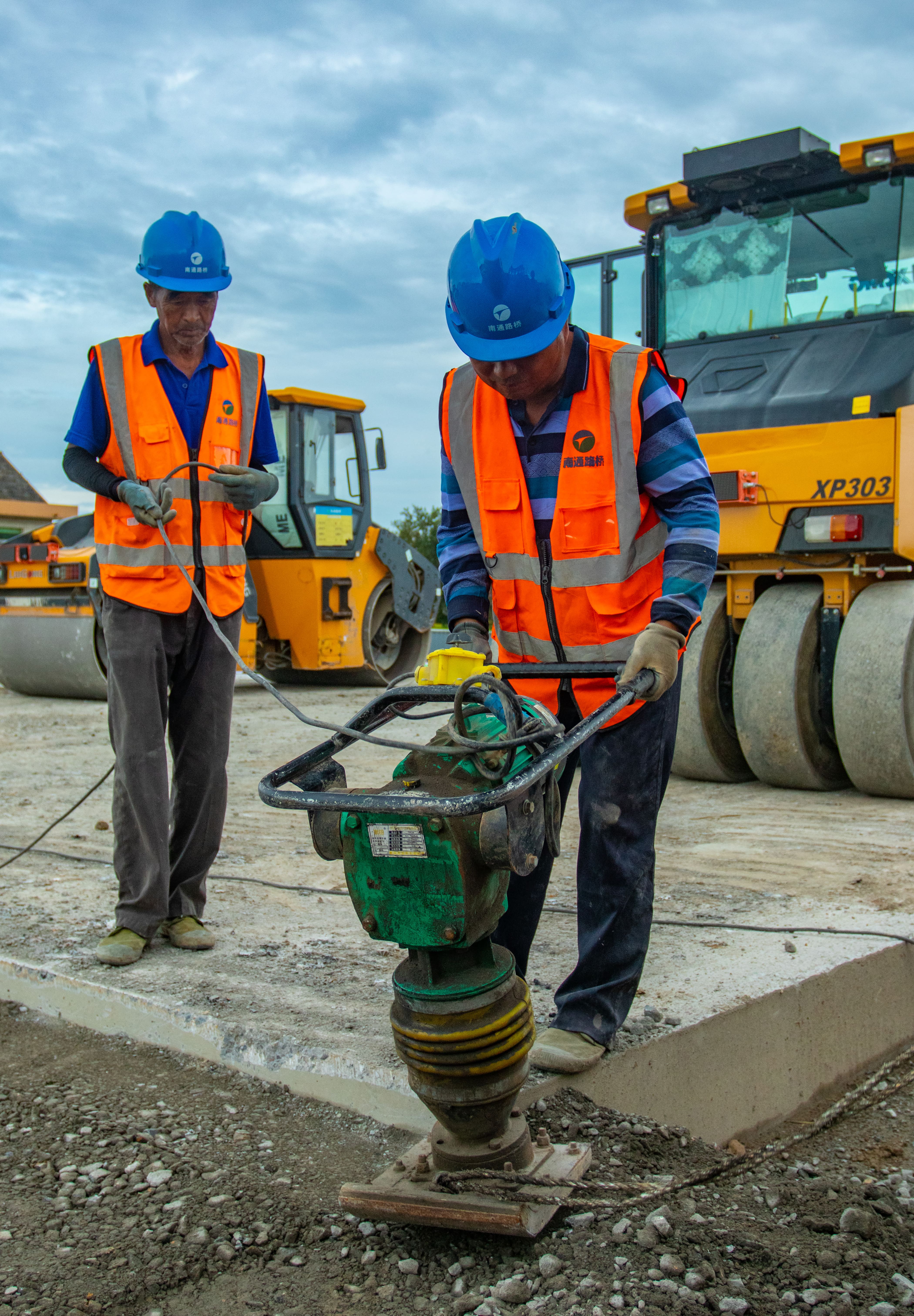 使用小型机械夯实边角.jpg 使用小型机械夯实边角.jpg