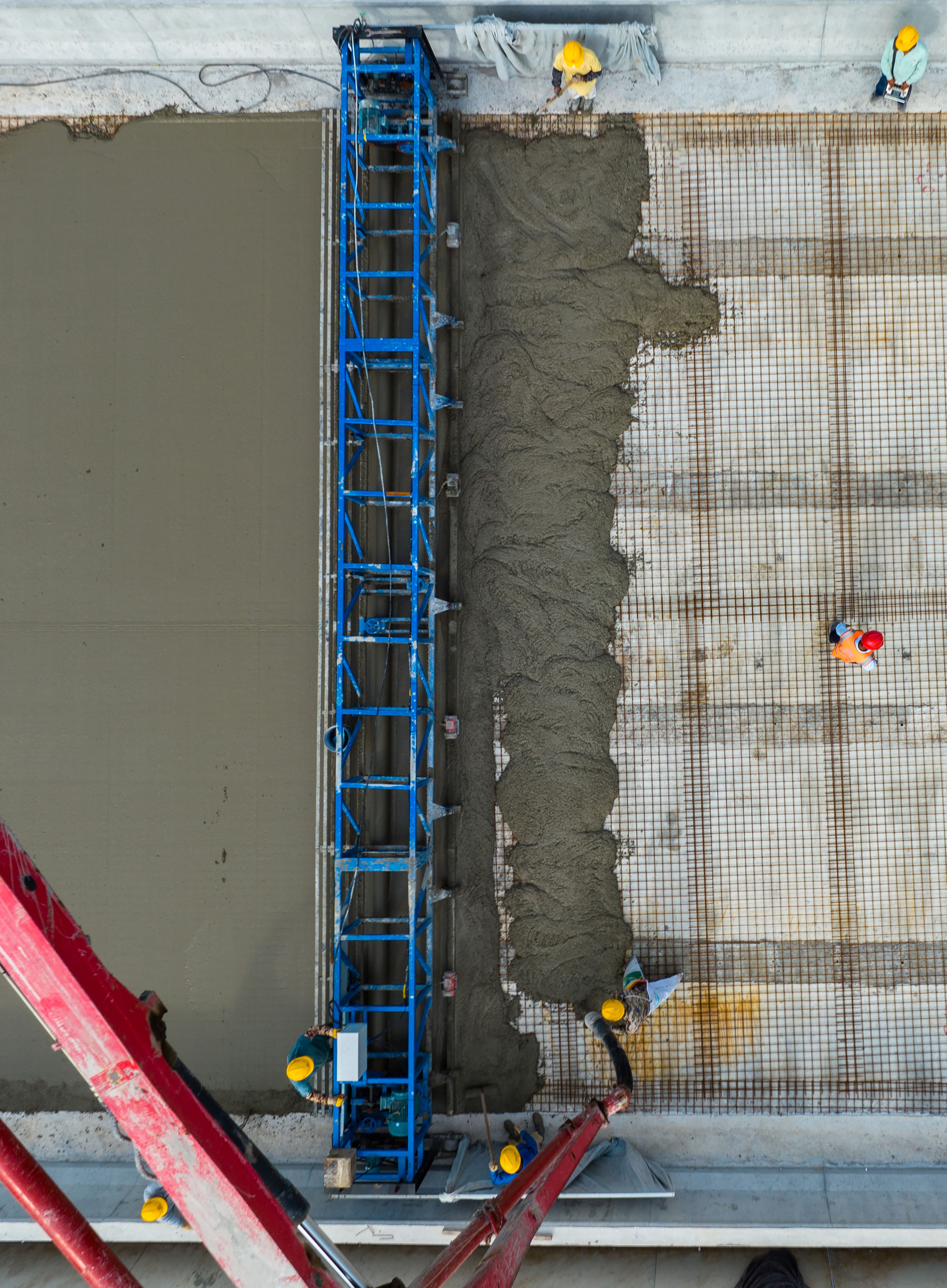 现场施工人员在忙碌.jpg 现场施工人员在忙碌.jpg