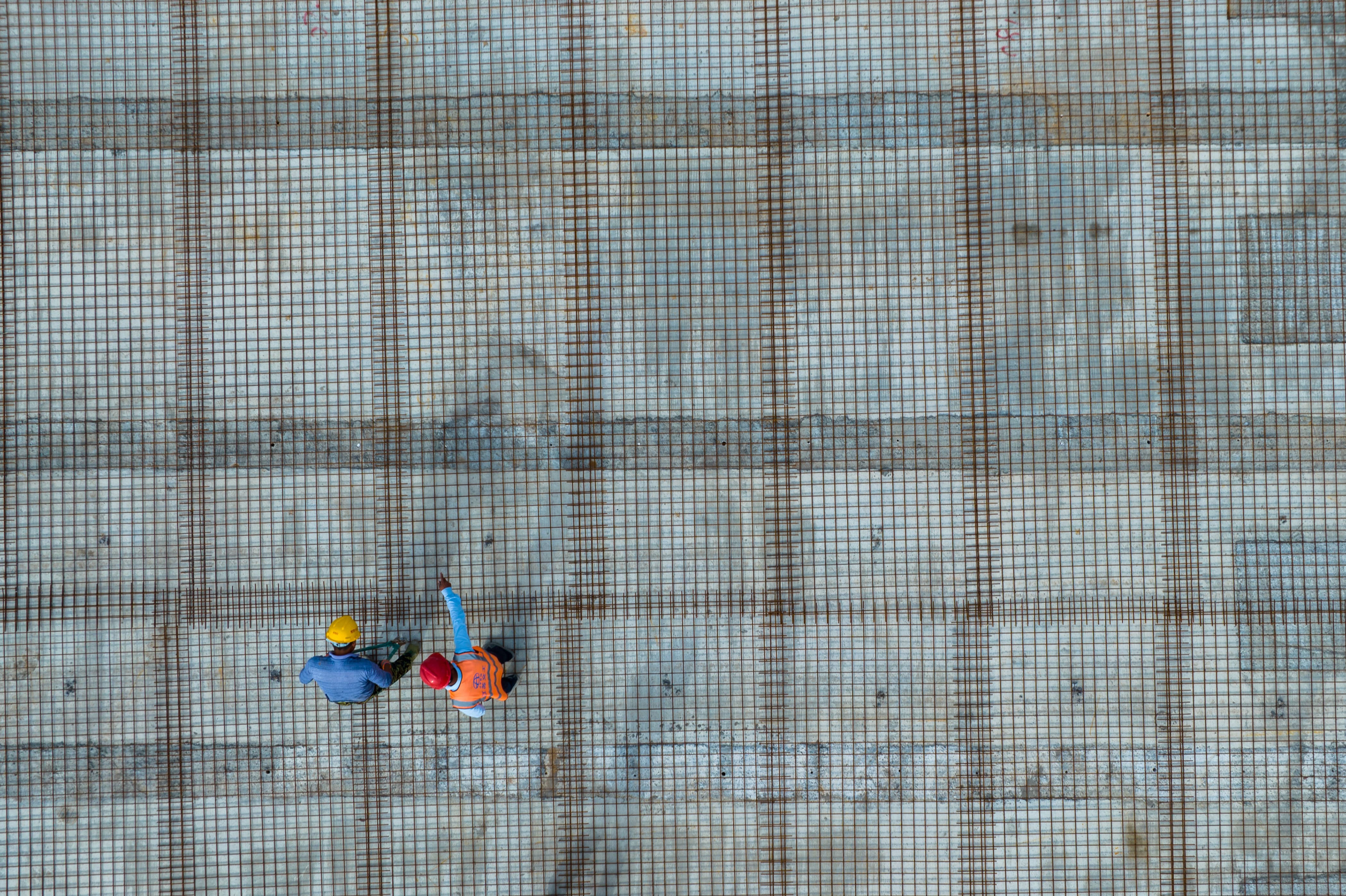 铺装前,检查、修整钢筋网片.jpg 铺装前,检查、修整钢筋网片.jpg