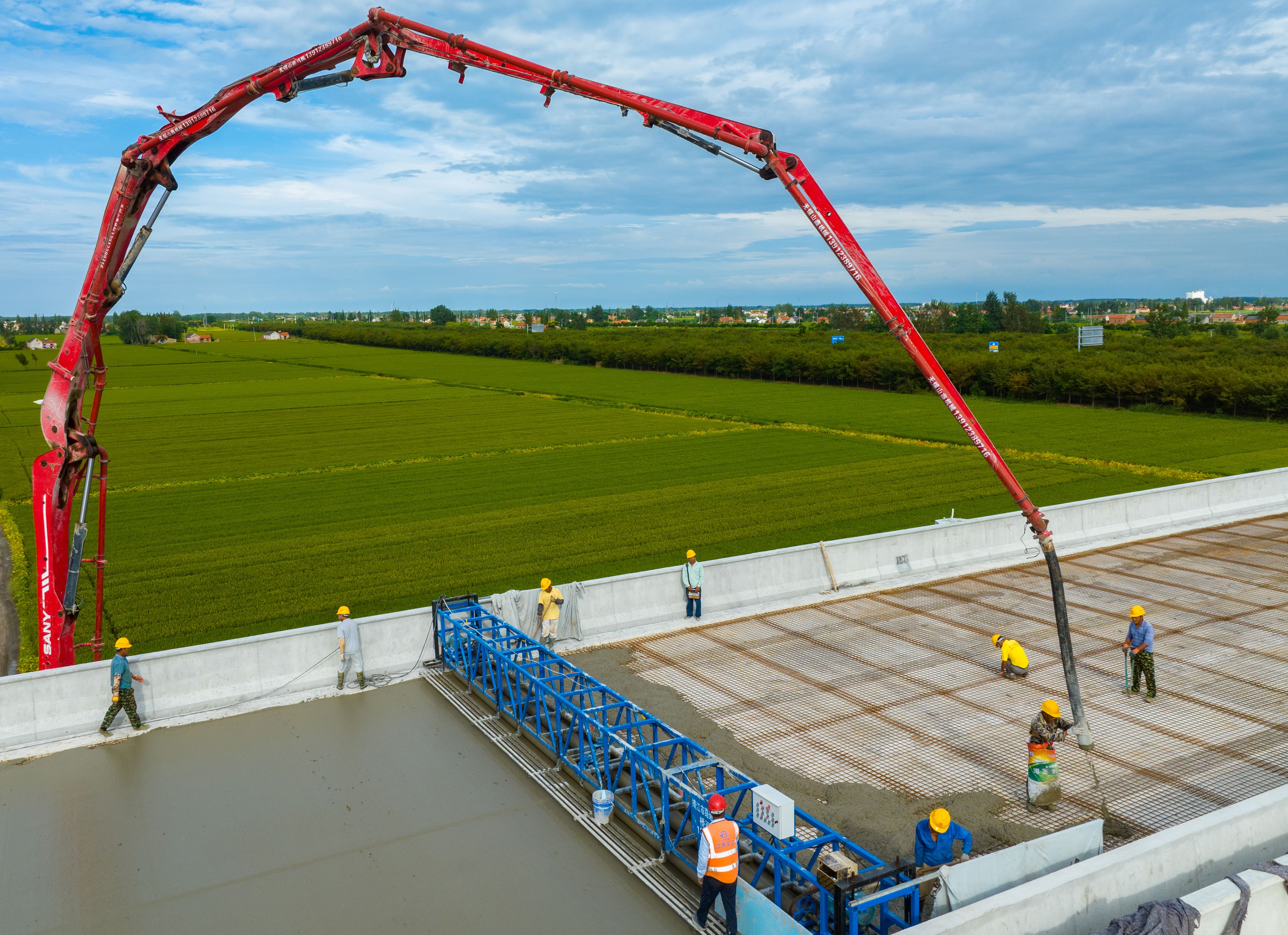 桥面铺装中.jpg 桥面铺装中.jpg