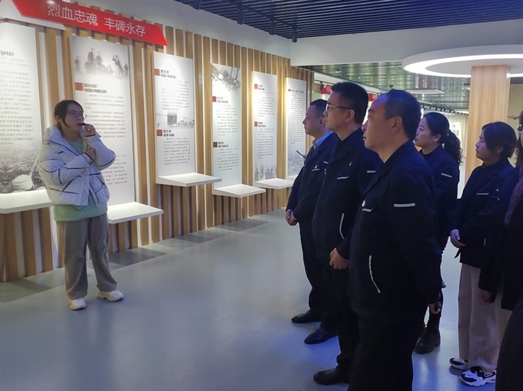 聆听讲解1.jpg 聆听讲解1.jpg