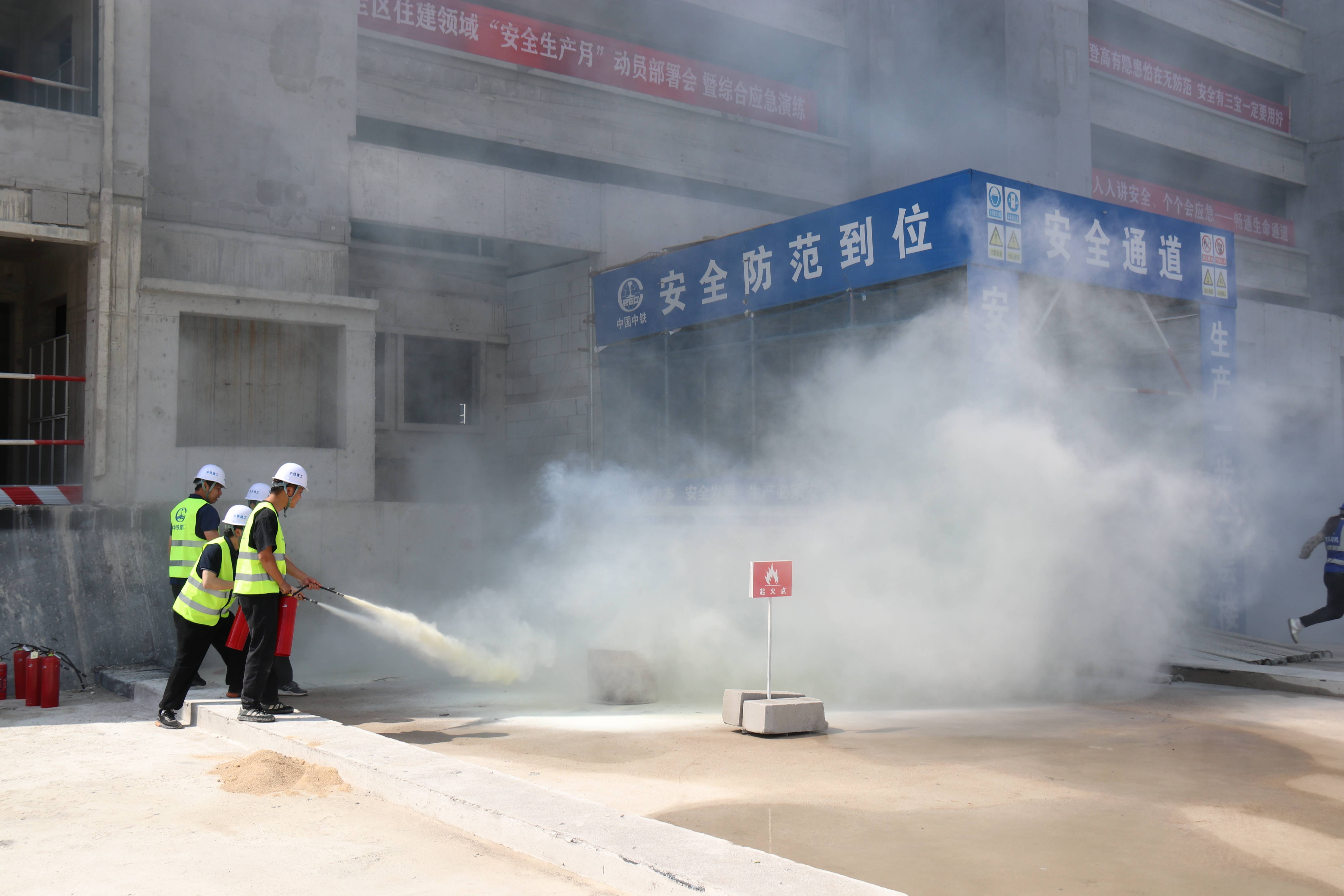 灭火器灭火.jpg 灭火器灭火.jpg