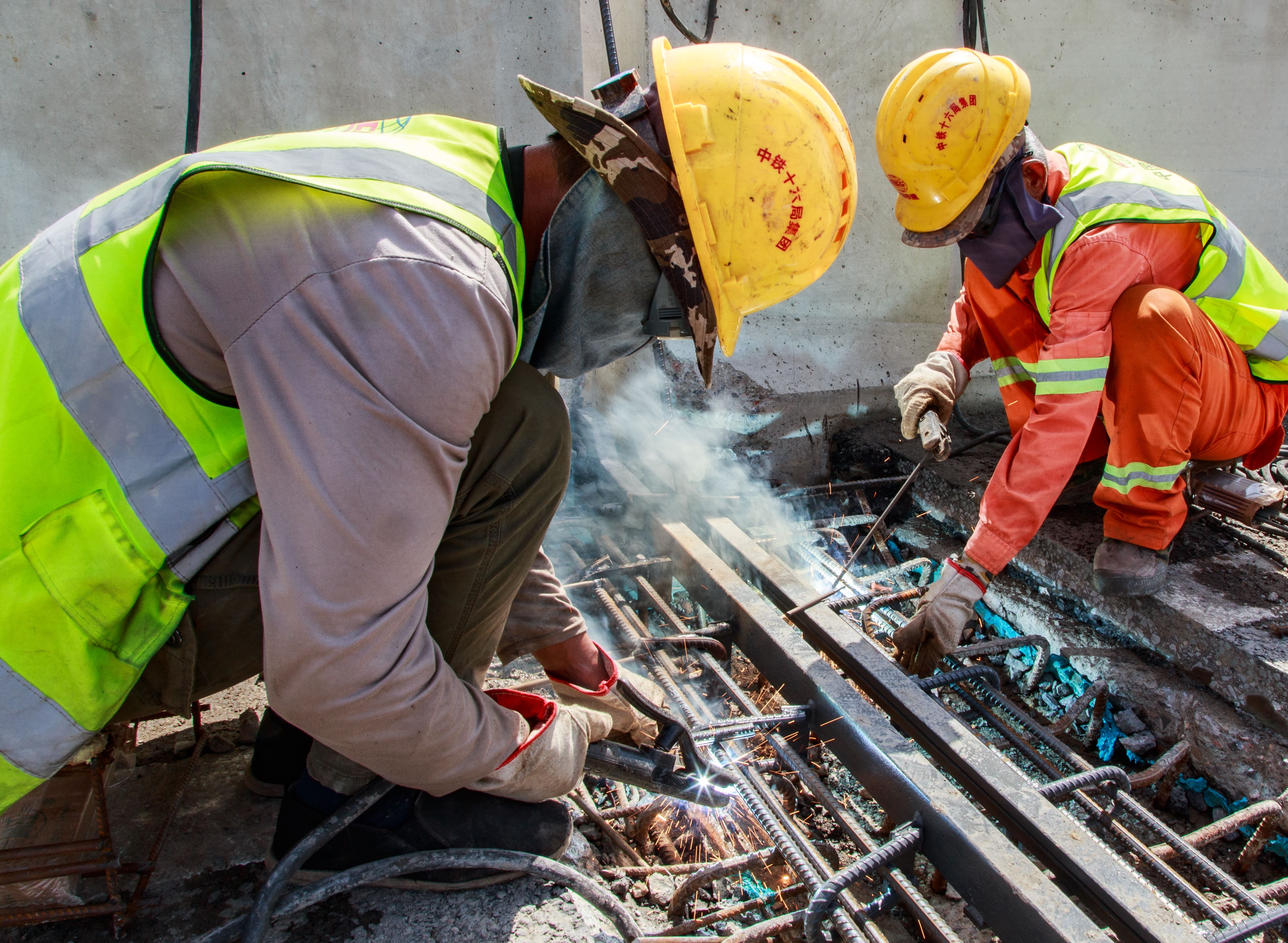 工人在进行桥梁伸缩缝施工.jpg 工人在进行桥梁伸缩缝施工.jpg