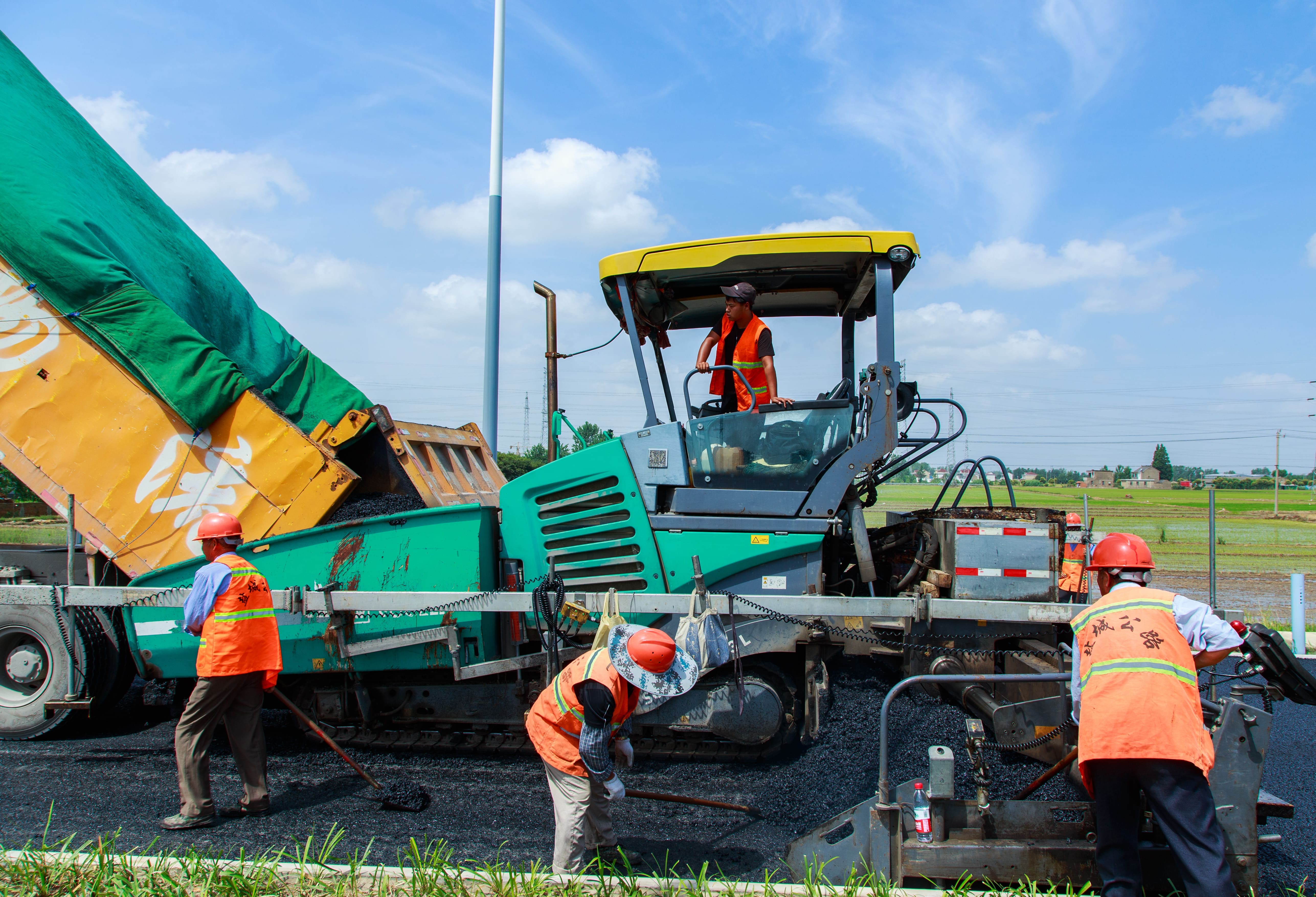 摊铺辅道沥青路面.jpg 摊铺辅道沥青路面.jpg