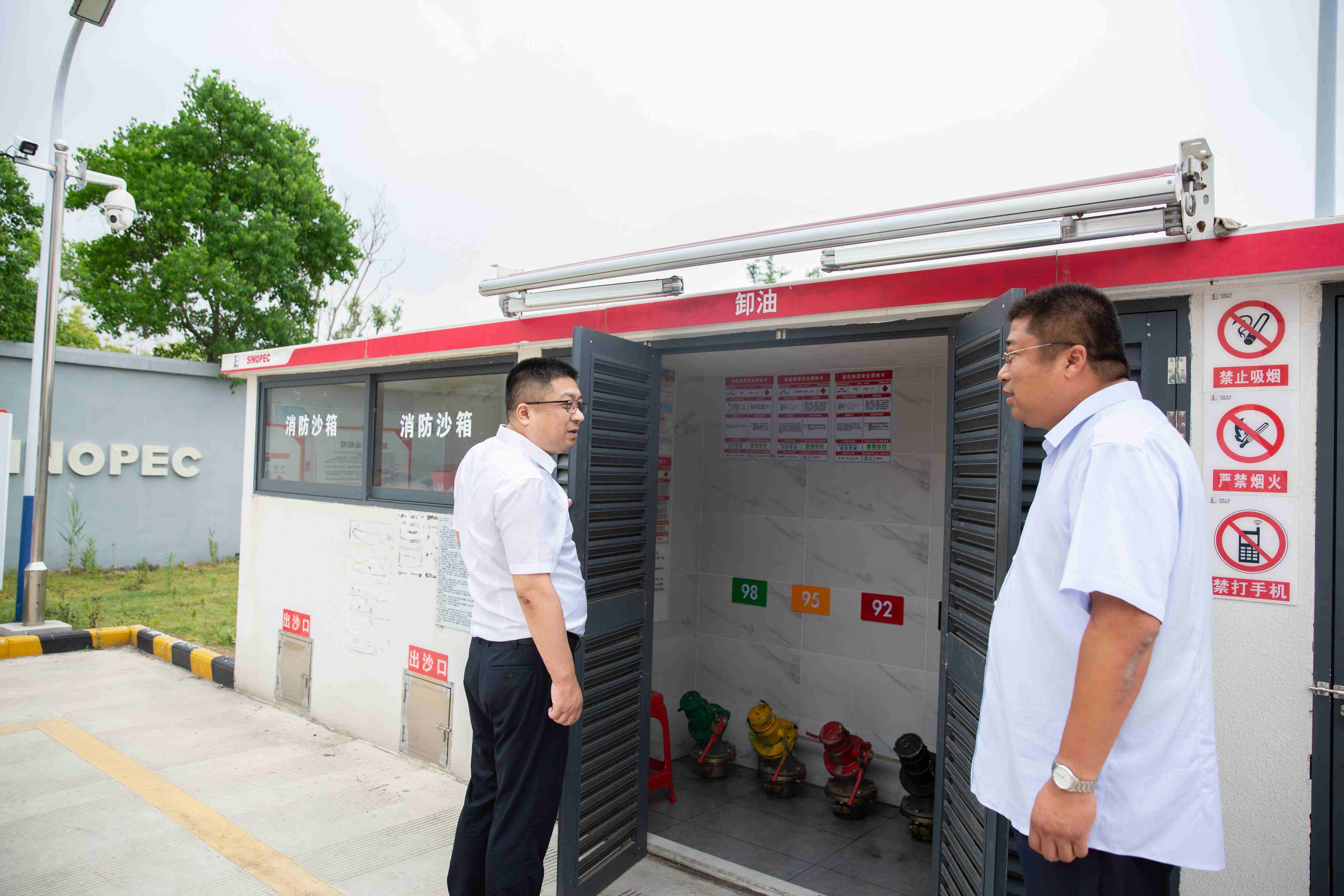 加油站_副本.jpg 加油站_副本.jpg