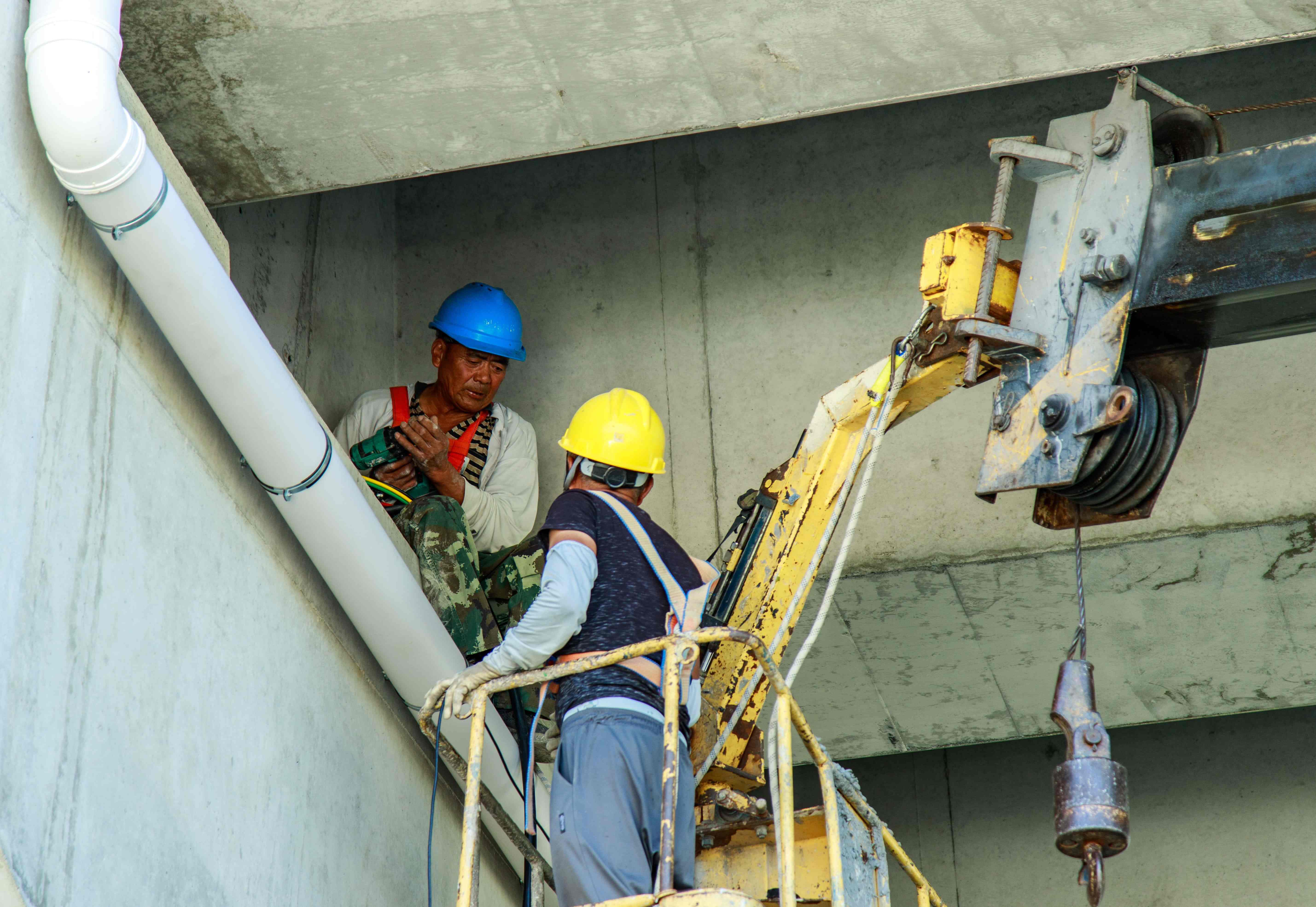 路灯安装穿线工人.jpg 路灯安装穿线工人.jpg