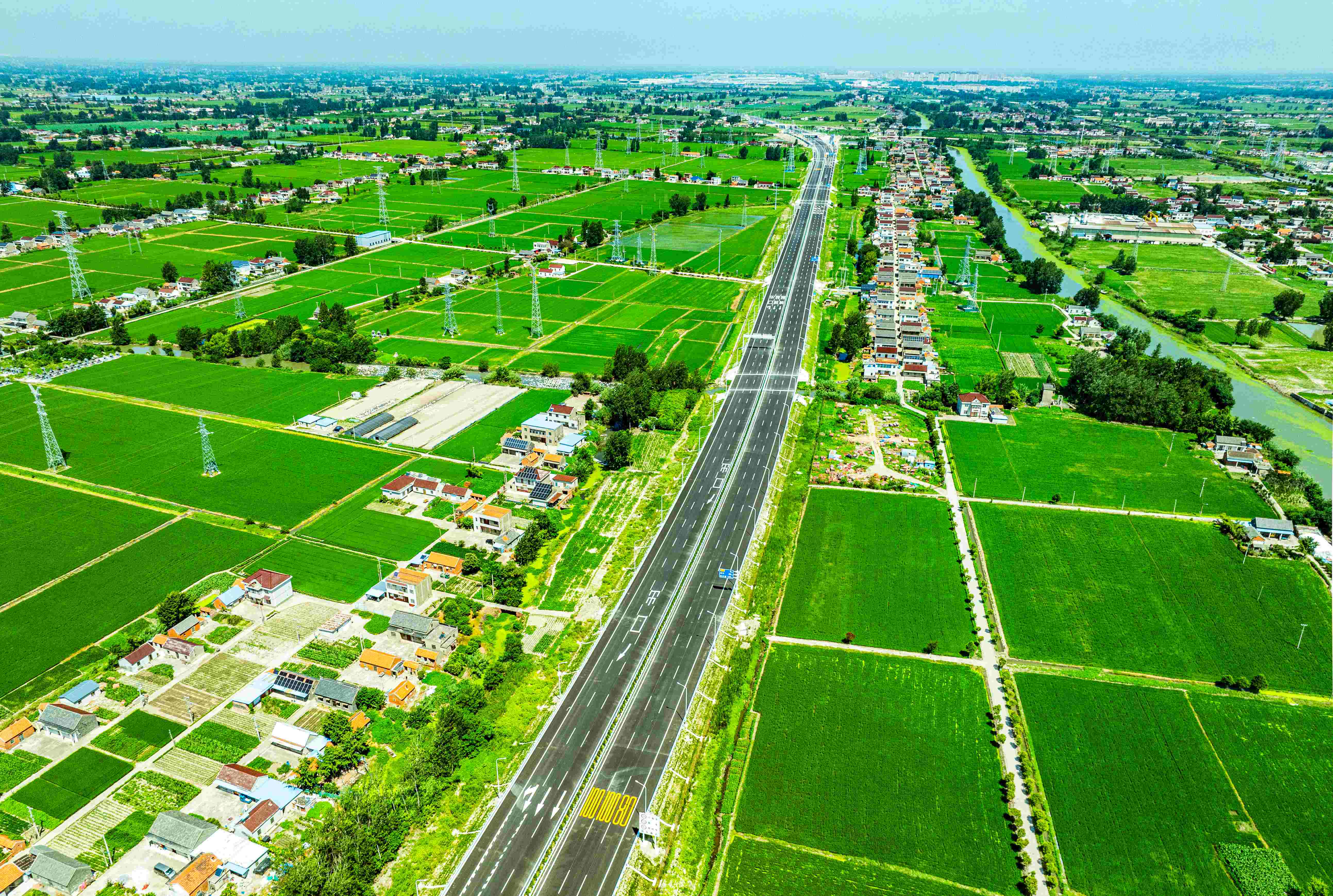 绿色田野里的巨龙.jpg 绿色田野里的巨龙.jpg