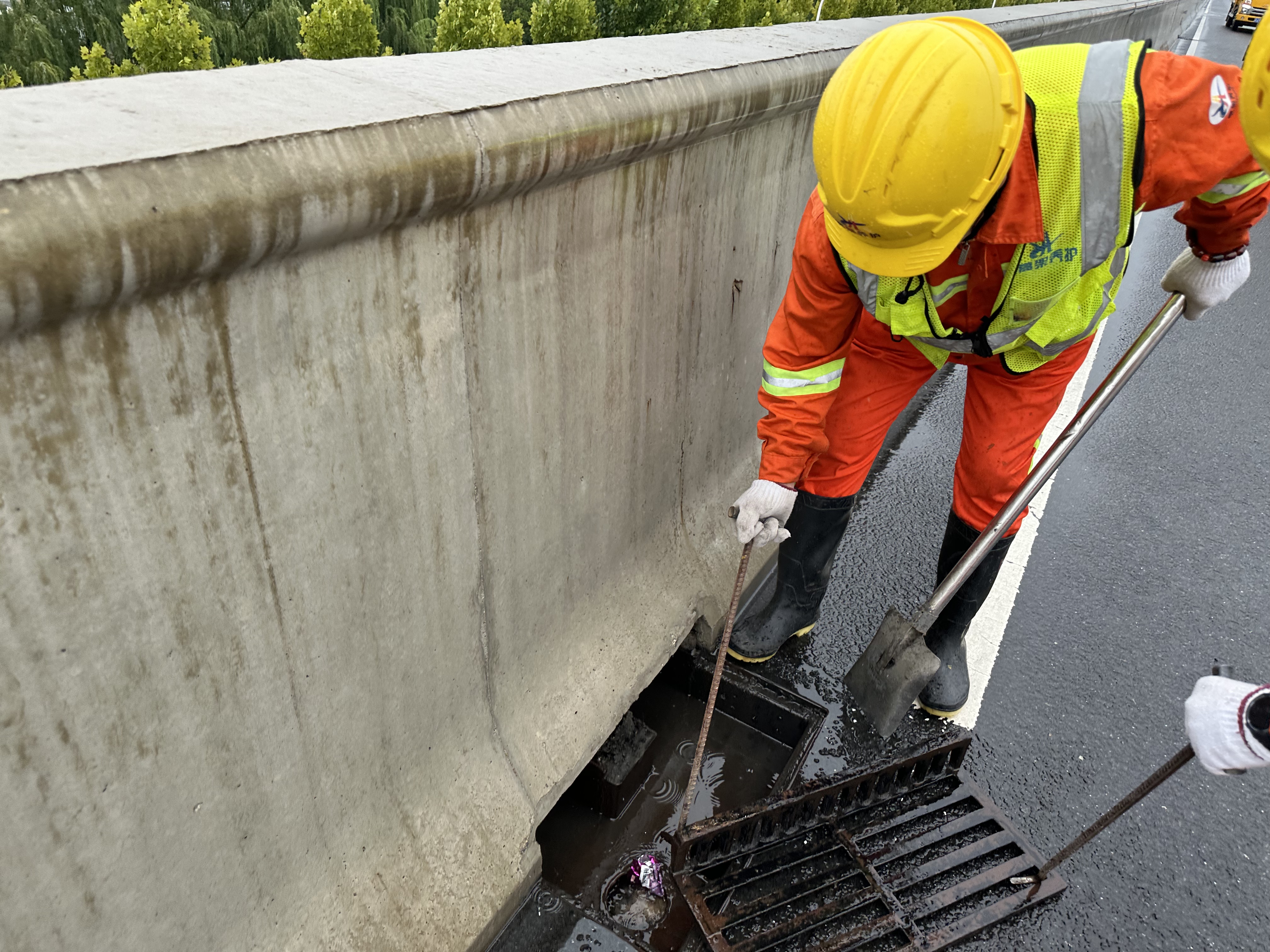 人工清捞进水口 (6).jpg 人工清捞进水口 (6).jpg