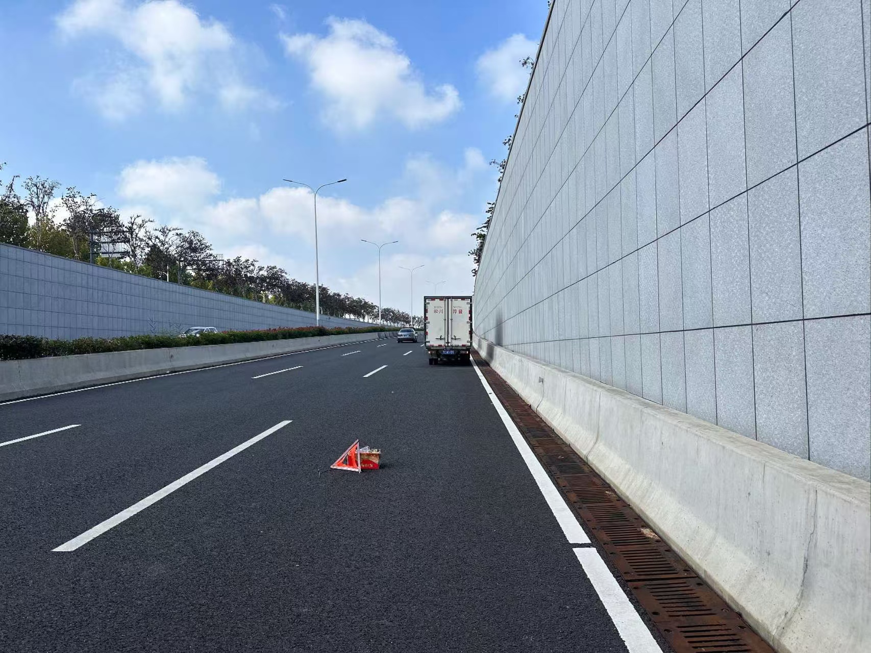 违规停放1.jpg 违规停放1.jpg