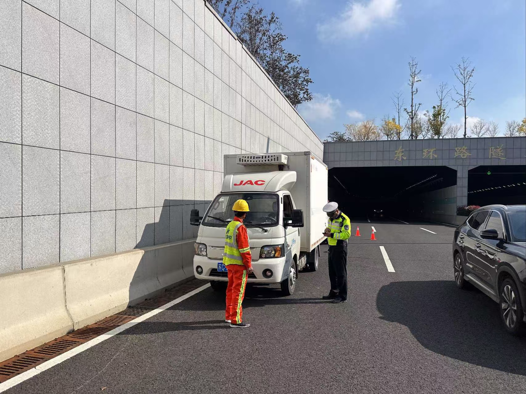 违规停放2.jpg 违规停放2.jpg