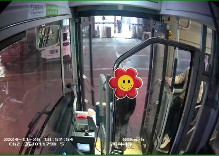 小女孩独自坐车寻找.jpg 小女孩独自坐车寻找.jpg