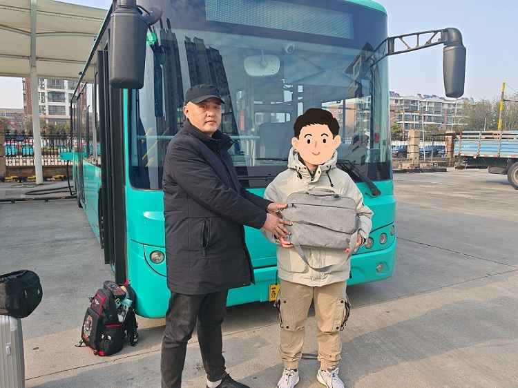 6-刘谷明归还电脑.jpg 6-刘谷明归还电脑.jpg