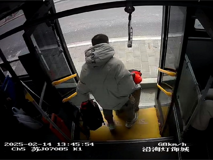 7-失主陈先生到站下车.jpg 7-失主陈先生到站下车.jpg