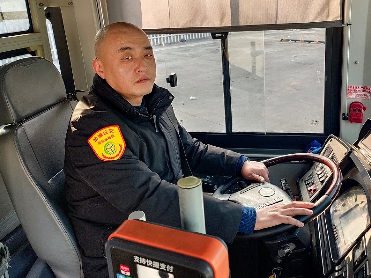 10-K1线驾驶员刘谷明.jpg 10-K1线驾驶员刘谷明.jpg