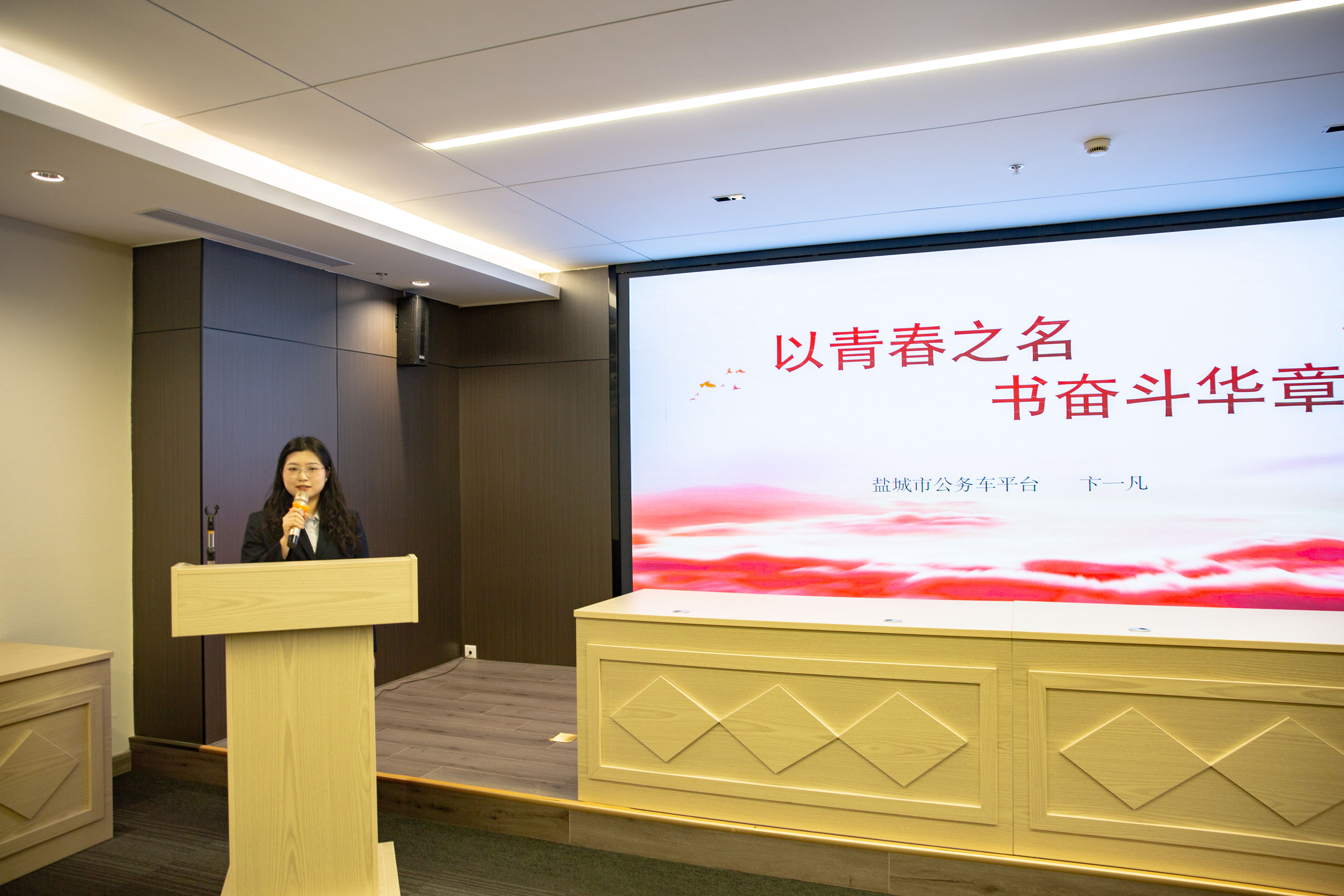 卞一凡.jpg 卞一凡.jpg