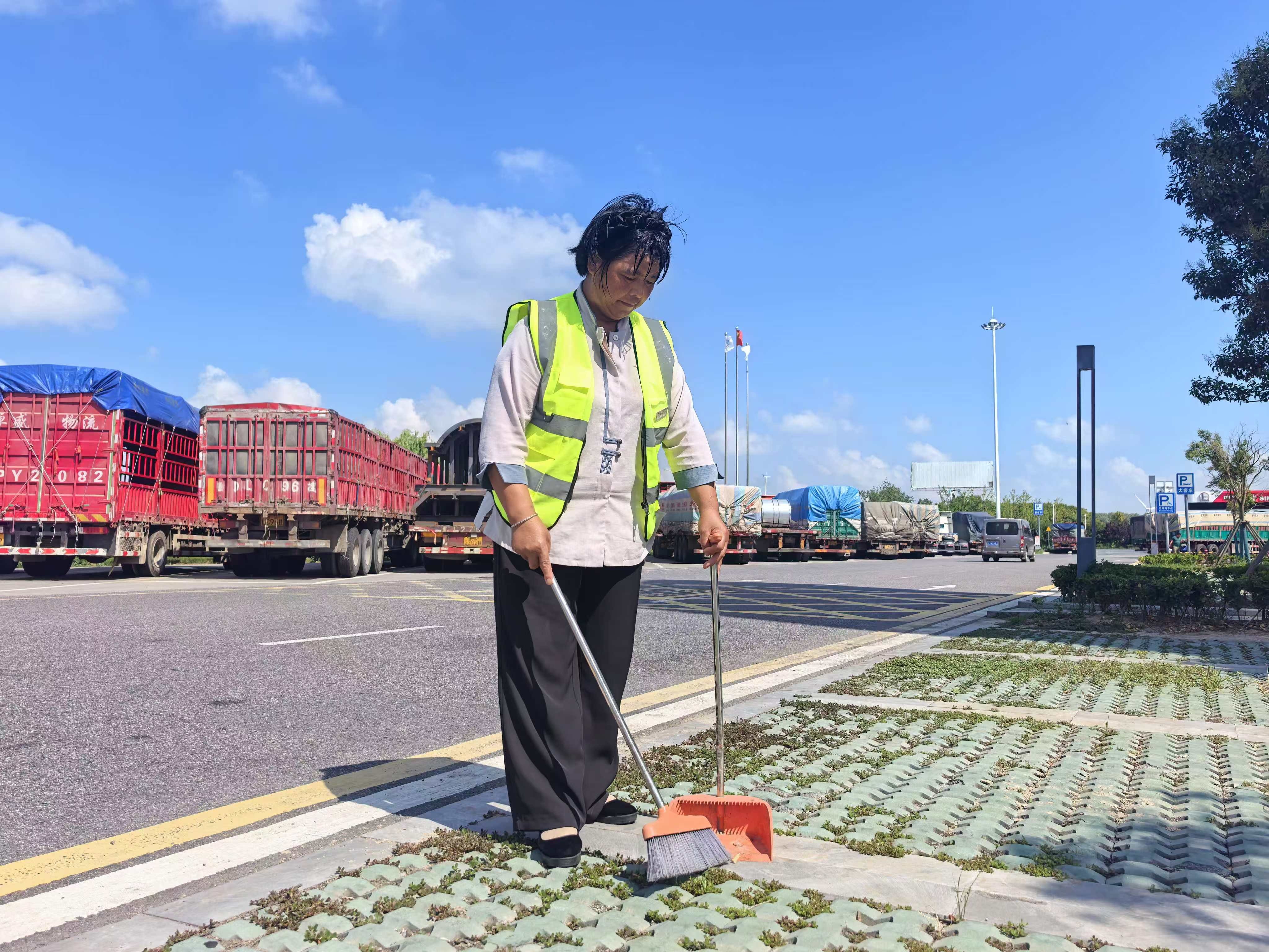 服务区2.jpg 服务区2.jpg